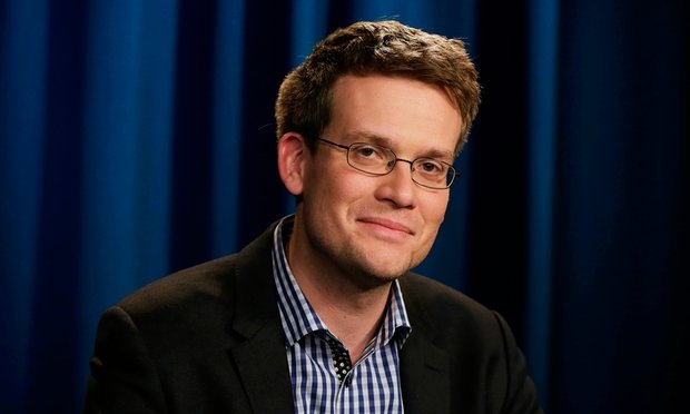Nha van John Green dang clip bao ve tac pham truoc du luan hinh anh