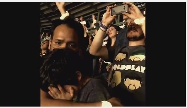 Cau be tu ky bat khoc trong show dien cua Coldplay hinh anh