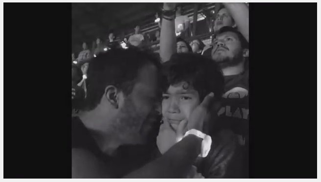 Cau be tu ky bat khoc khi xem nhom Coldplay trinh dien hinh anh