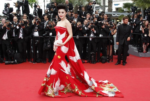 Nhung mau vay goi cam nhat tren tham do LHP Cannes hinh anh