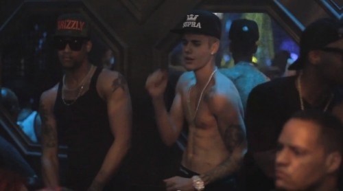 Justin Bieber nhay hai huoc trong hop dem hinh anh