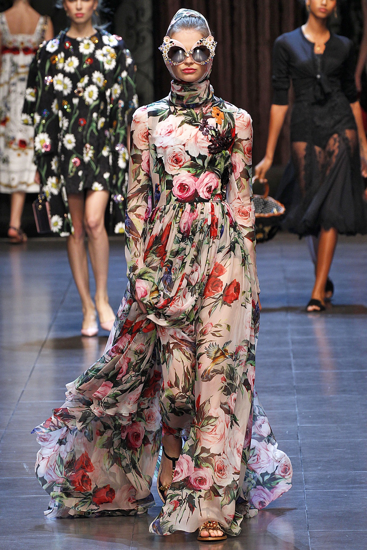 Adele diện váy Dolce & Gabbana trong MV mới ảnh 1 Adele dien vay Dolce & Gabbana trong MV moi anh 1