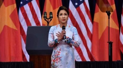 Ca si My Linh hat Quoc ca day xuc dong don ong Obama hinh anh