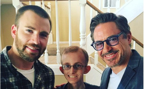 Iron Man va Captain America hiep luc giup benh nhan ung thu hinh anh