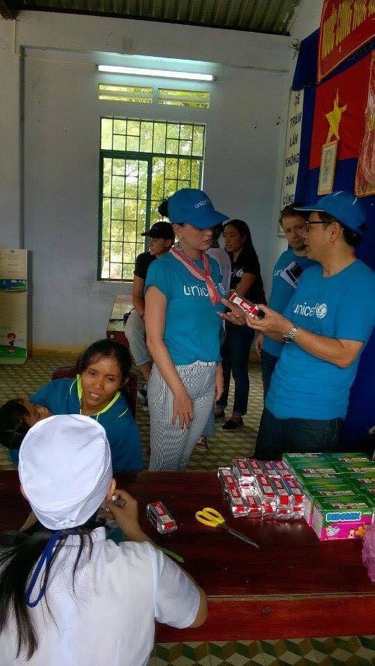 Katy Perry đi từ thiện tại Khánh Hòa ảnh 3 Katy Perry di tu thien tai Khanh Hoa anh 3