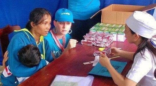 Katy Perry gian di den tham tre em tai Ninh Thuan hinh anh