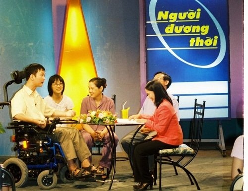 MC Ta Bich Loan truoc 60 phut mo gay bao hinh anh