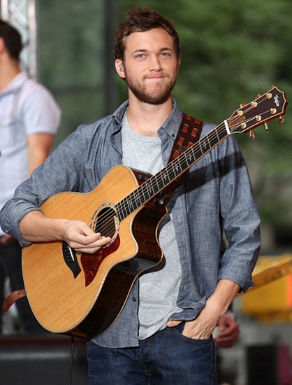 Phillip Phillips bi cong ty quan ly kien anh 1