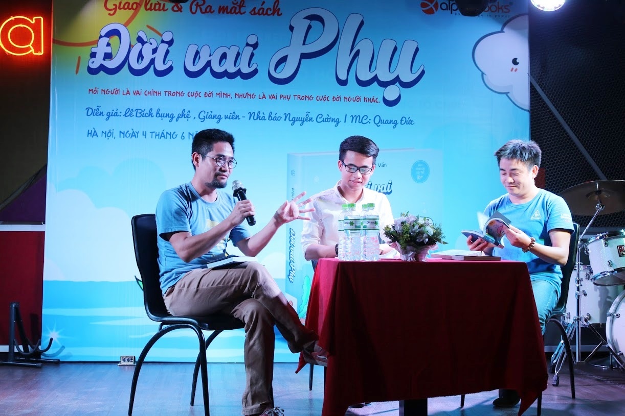 Le Bich ra mat sach Doi vai phu anh 1