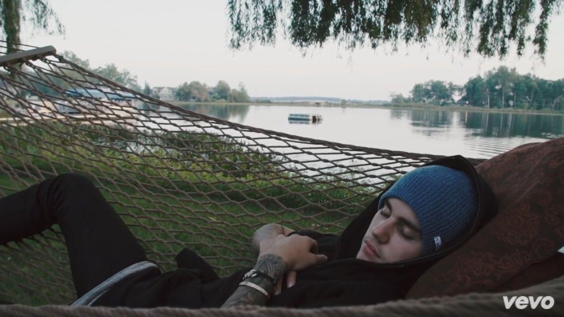 Justin Bieber khoe co bap trong MV moi hinh anh