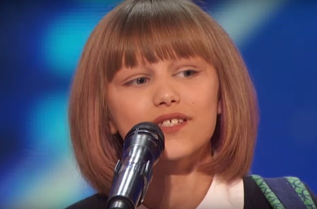 Grace VanderWaal: 12-Year-Old Ukulele Player Gets Golden Buzzer - America's Got Talent 2016 hinh anh