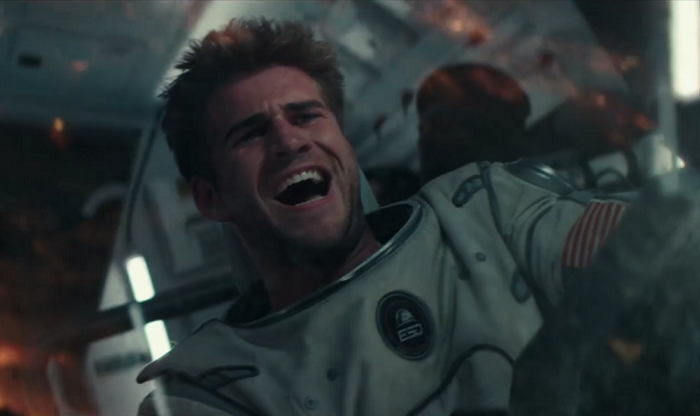Liam Hemsworth và đạo diễn Roland Emmerich chào VN ảnh 1 Liam Hemsworth va dao dien Roland Emmerich chao VN anh 1