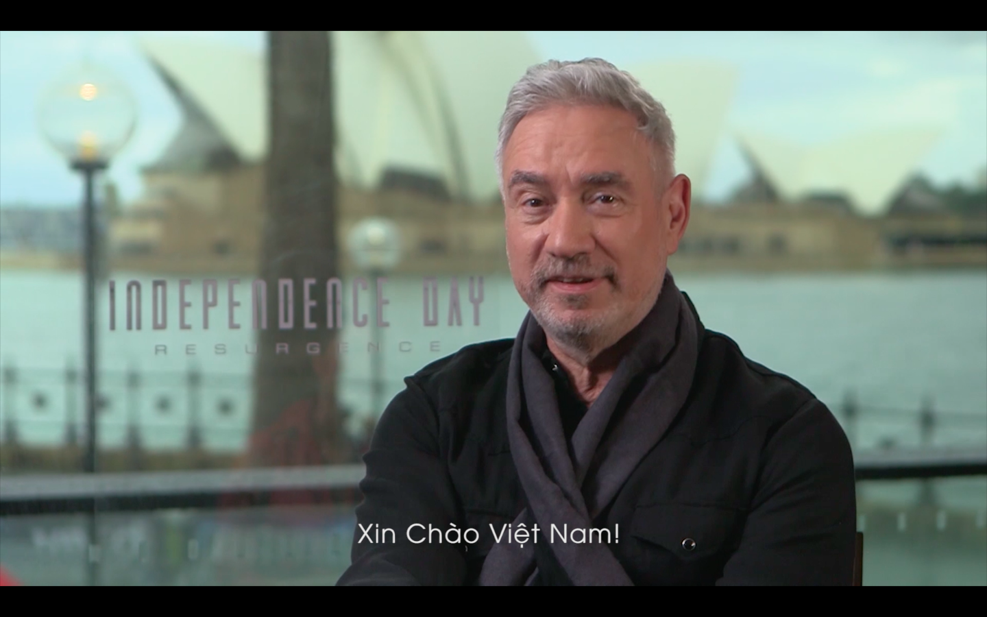 Liam Hemsworth va dao dien Roland Emmerich gui loi chao khan gia Viet Nam hinh anh