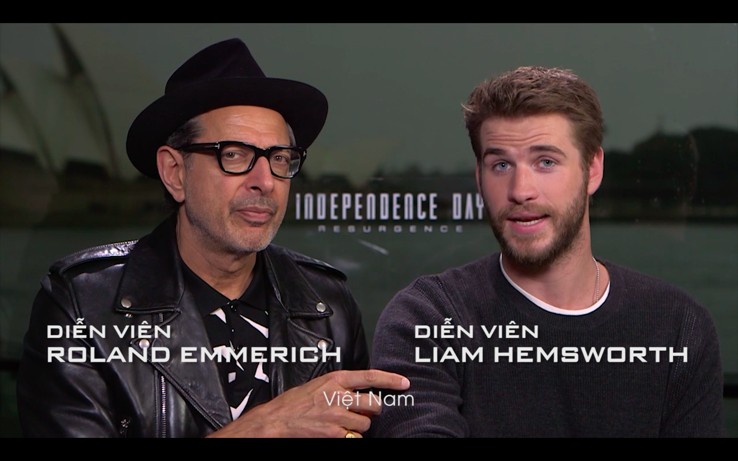 Liam Hemsworth va dao dien Roland Emmerich gui loi chao VN hinh anh