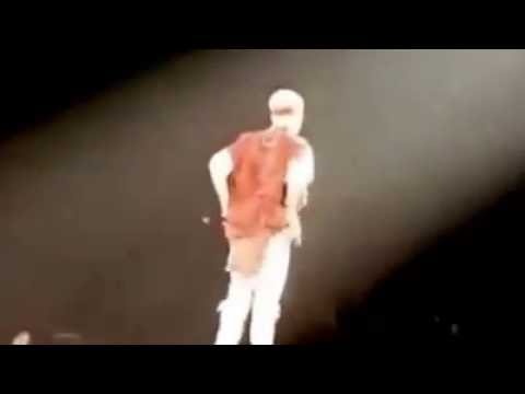 Justin Bieber nga vi tut quan tren san khau hinh anh