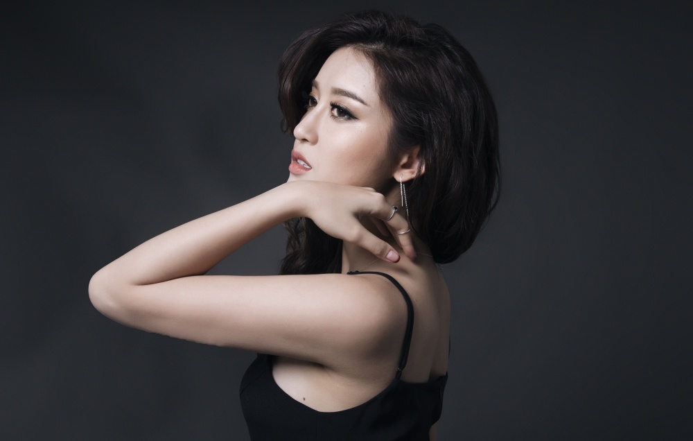 A hau Huyen My an tuong trong bo anh moi hinh anh