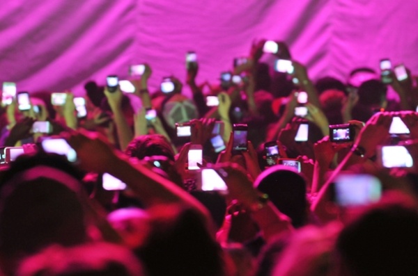 Apple chan iPhone quay video tai cac buoi bieu dien ca nhac hinh anh