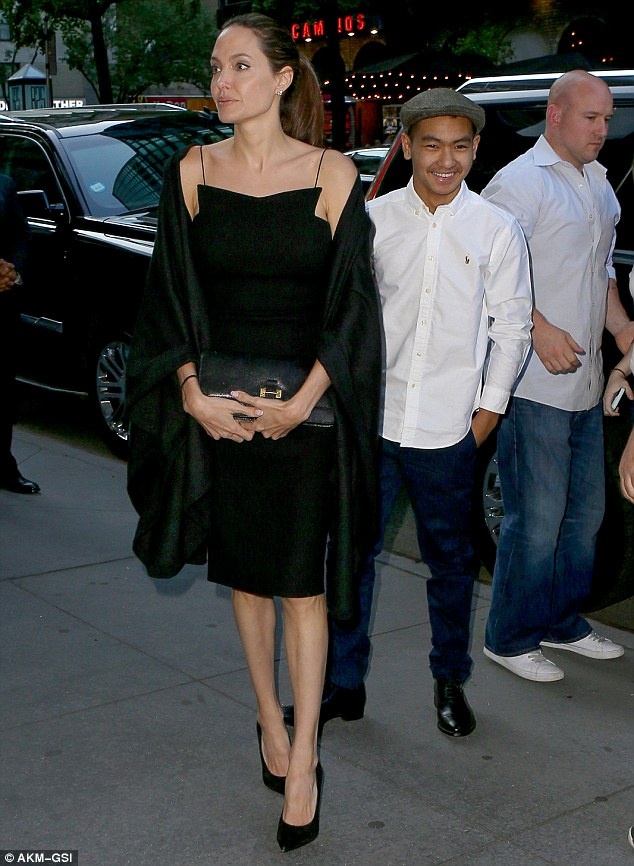 Angelina Jolie và Brad Pitt ly dị ảnh 2 Angelina Jolie va Brad Pitt ly di anh 2