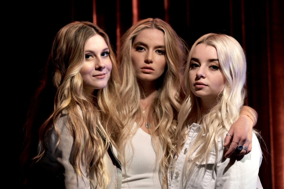 Selena Gomez hôn bạn gái ảnh 1 Selena Gomez hon ban gai anh 1