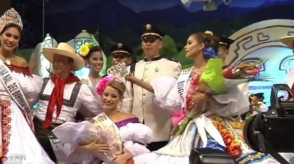 A hau giat vuong mien tu hoa hau hinh anh