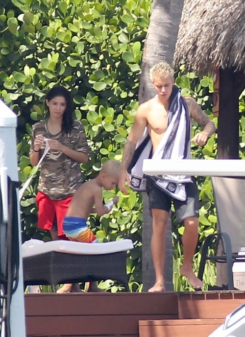 Justin Bieber đi nghỉ cùng bạn gái mới  ảnh 1 Justin Bieber di nghi cung ban gai moi anh 1