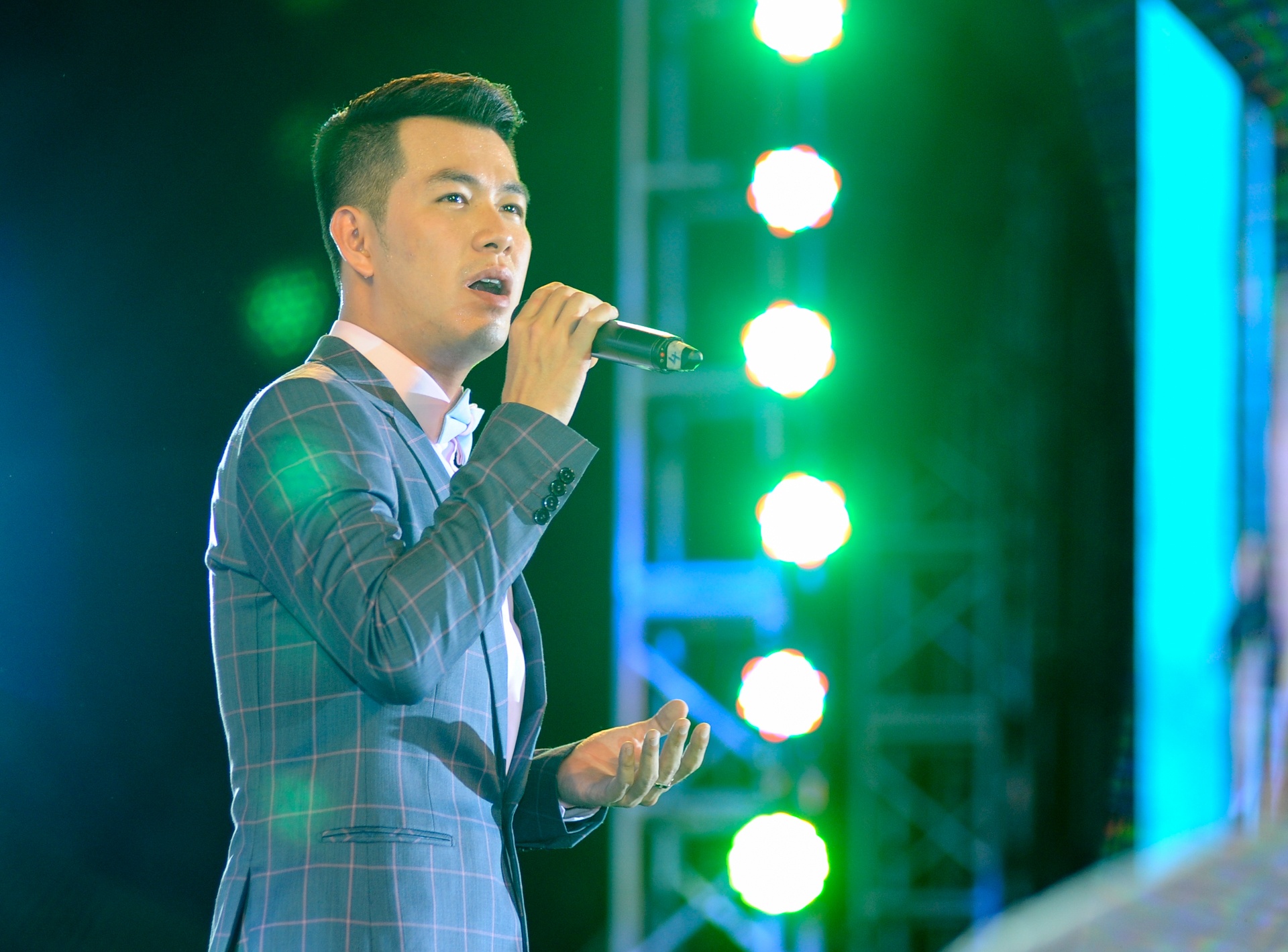 Chong co dau 8 tuoi hon khan gia Viet anh 11