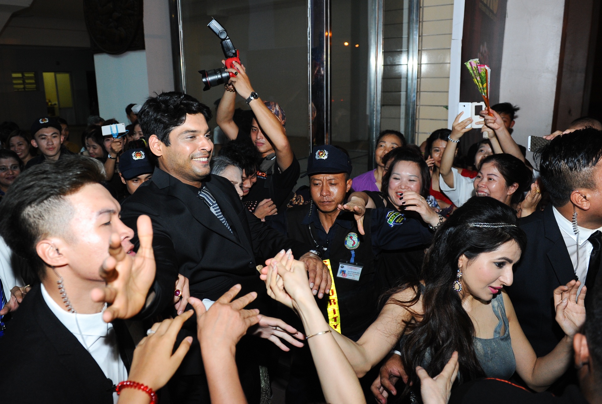 Chong co dau 8 tuoi hon khan gia Viet anh 1