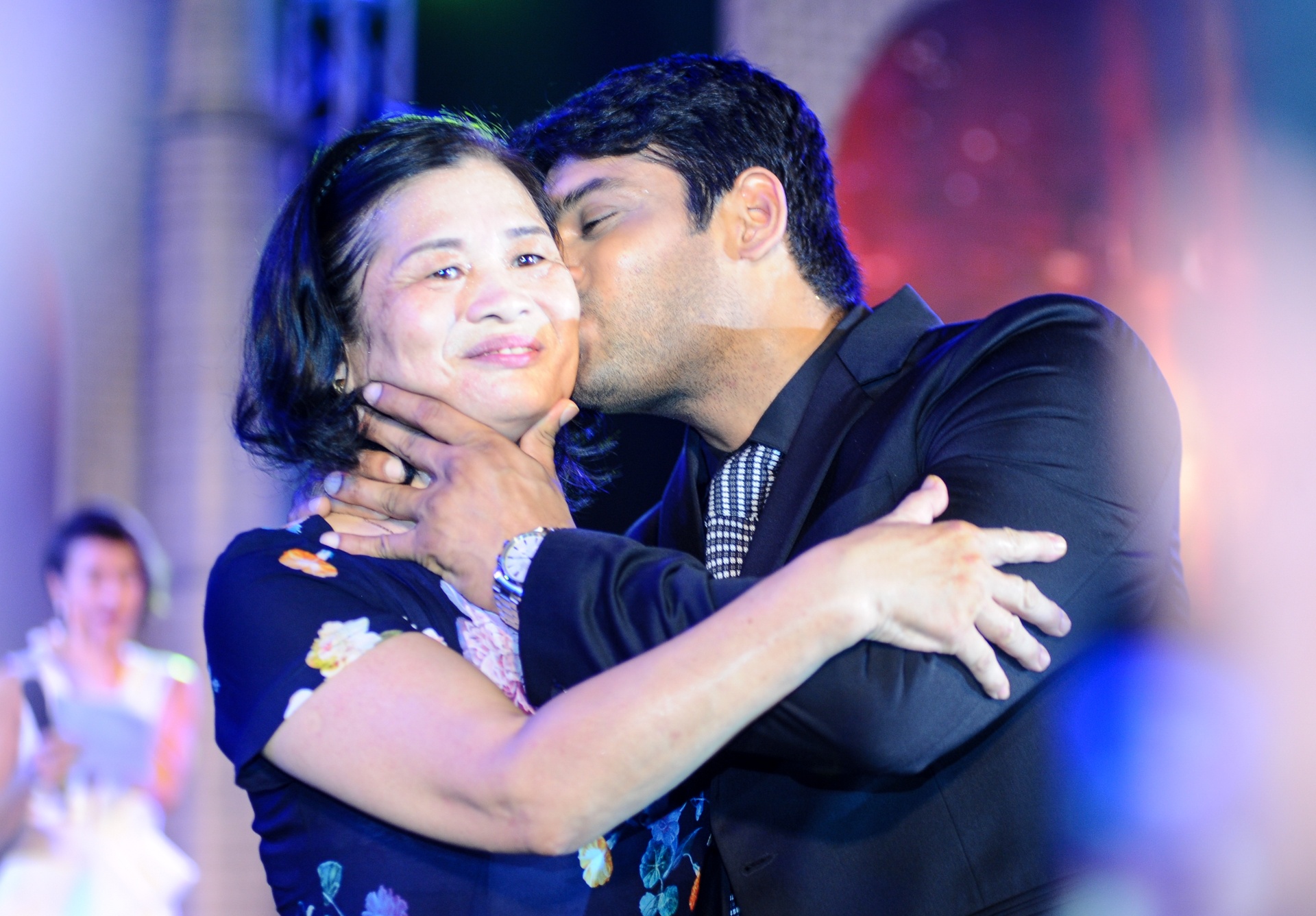 Chong co dau 8 tuoi hon khan gia Viet anh 5