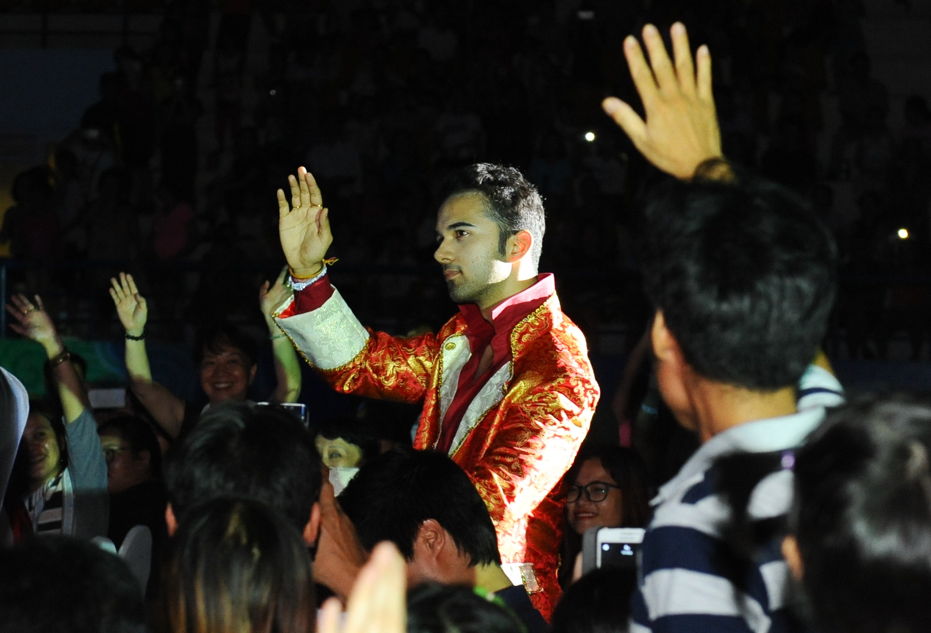 Chong co dau 8 tuoi hon khan gia Viet anh 8