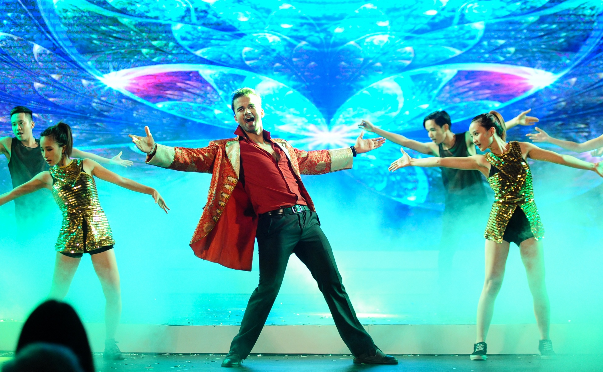 Chong co dau 8 tuoi hon khan gia Viet anh 9