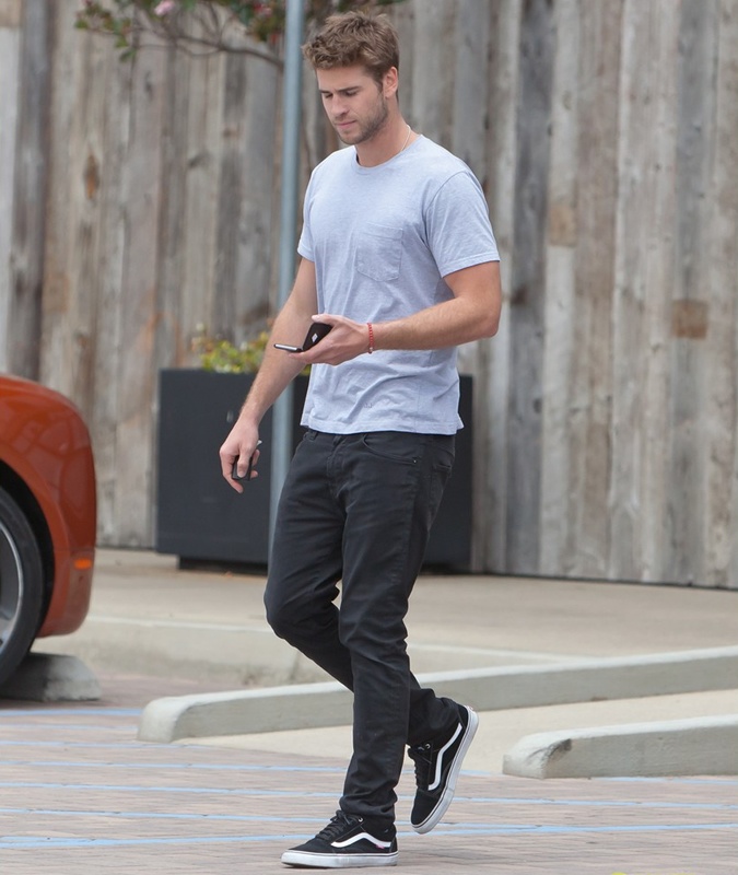 Phong cach thoi trang nam tinh cua Liam Hemsworth anh 2