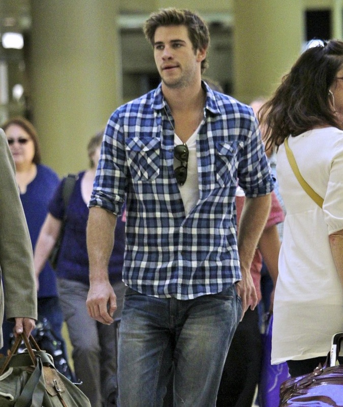 Phong cach thoi trang nam tinh cua Liam Hemsworth anh 3