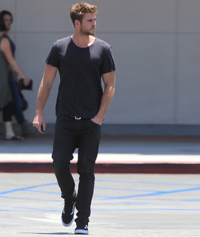 Phong cach thoi trang nam tinh cua Liam Hemsworth anh 4