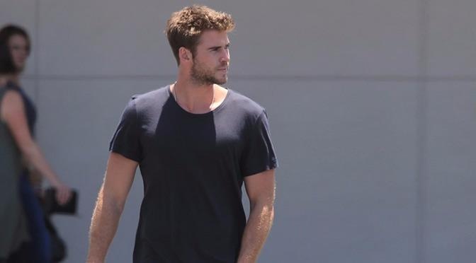 Phong cach thoi trang nam tinh cua Liam Hemsworth hinh anh