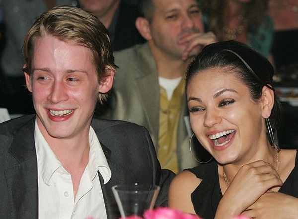 Mila Kunis chia se ve tinh yeu voi sao 'O nha mot minh' hinh anh