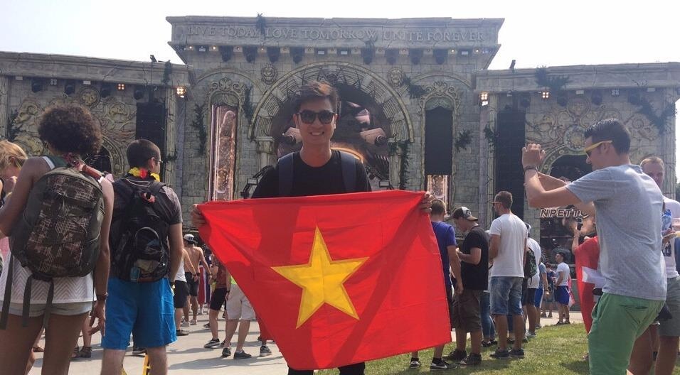 Slim V cung nguoi yeu tham gia le hoi am nhac Tomorrow Land hinh anh