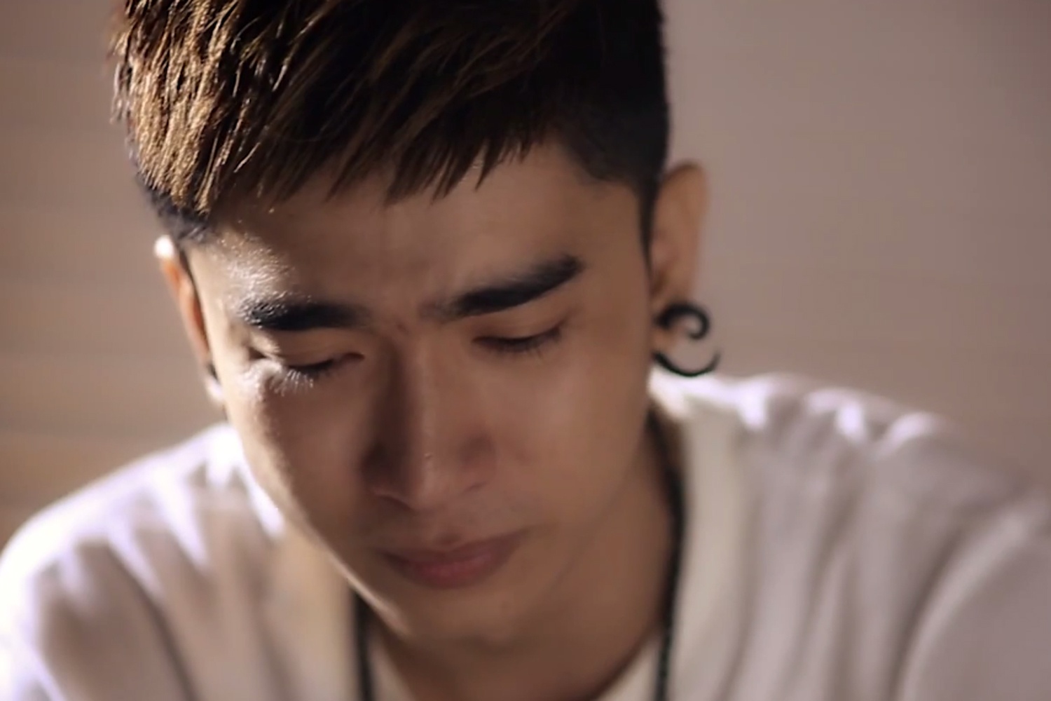 Chi Dan tu sat vi tinh trong MV moi hinh anh