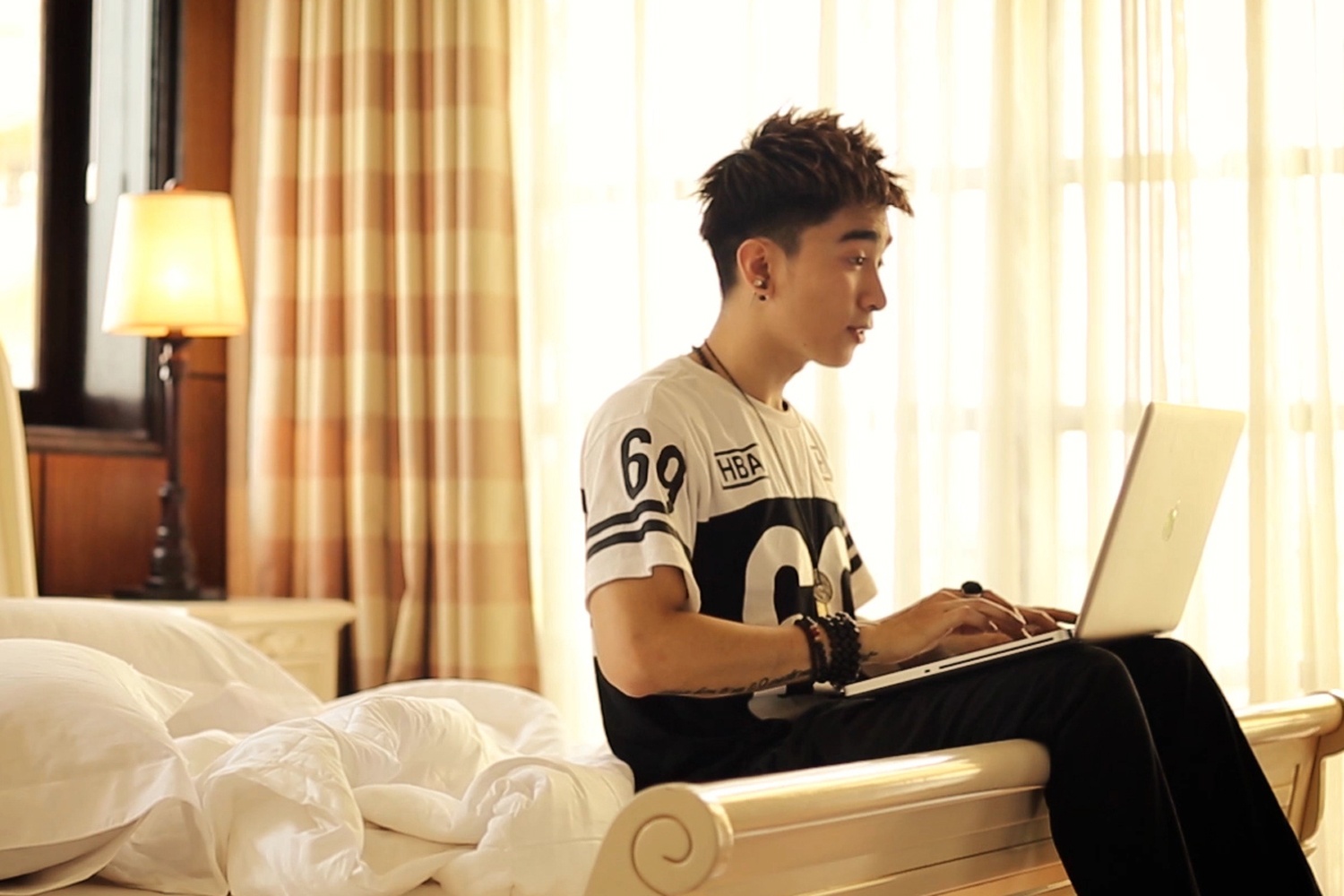 Chi Dân từng được khán giả biết đến bằng việc cover ca khúc thảm hoạ 