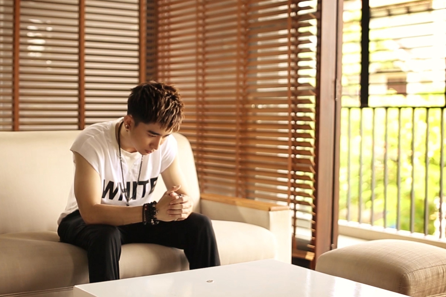 Sau khi kết thúc hợp đồng với công ty và tự thấy bản thân đã có đầy đủ những kỹ năng cần thiết của một ca sĩ chuyên nghiệp như: hát live tốt, biết sáng tác, biết đánh đàn, nhảy giỏi, Chi Dân quyết định tự thân vận động để giới thiệu hình ảnh của mình với tư cách là một ca sĩ solo đến gần với công chúng yêu nhạc hơn. 