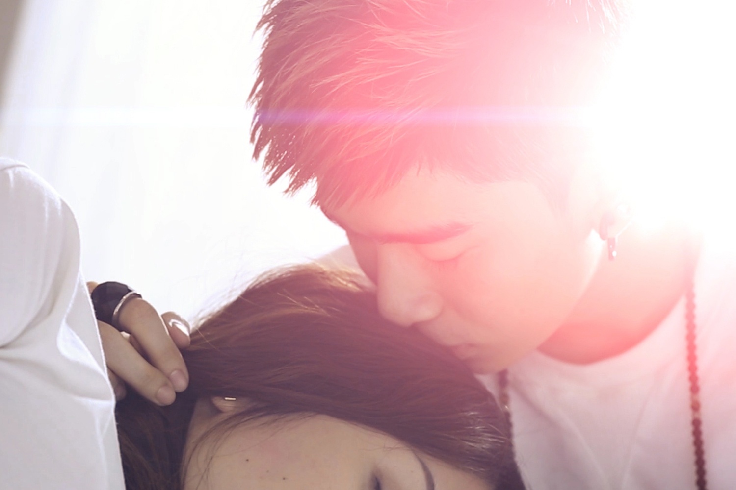 Nội dung ca khúc nói về một chàng trai và một cô gái, tuy yêu nhau nhưng không đến được với nhau vì gia đình bạn gái còn nhiều định kiến và mong muốn con gái mình phải yêu một người môn đăng hộ đối. Áp lực về chuyện phản đối từ phía gia đình chưa được giải toả thì chàng trai tiếp tục hiểu lầm cô gái ngoại tình, phản bội tình yêu. Trong một phút bồng bột, chàng trai đã quyết định tự vẫn vì không còn niềm tin trong cuộc sống.