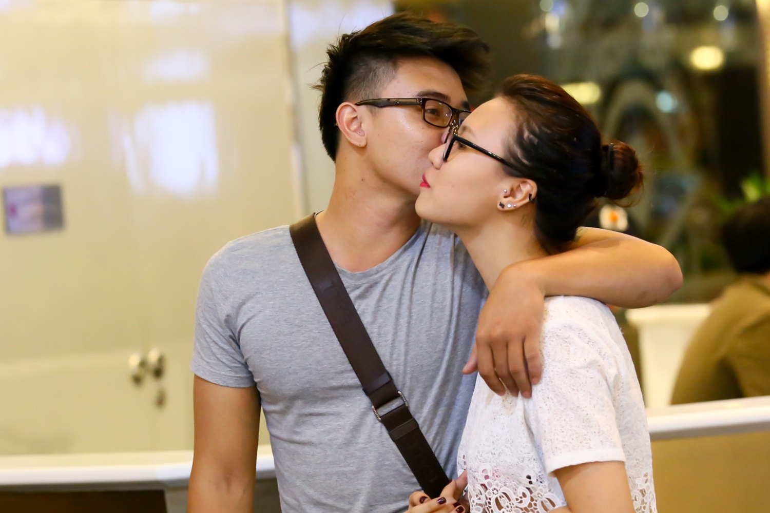 Dong Hung vo tu hon Phuong Linh giua chon dong nguoi hinh anh