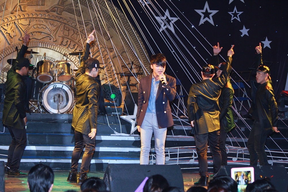 Son Tung M-TP tro lai san khau sau scandal dao nhac hinh anh