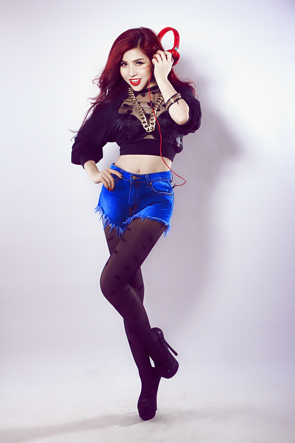 Gần đây, Thuý Khanh nhanh chóng được khán giả biết đến thông qua tin đồn là người yêu của nam ca sĩ Hồ Quang Hiếu.