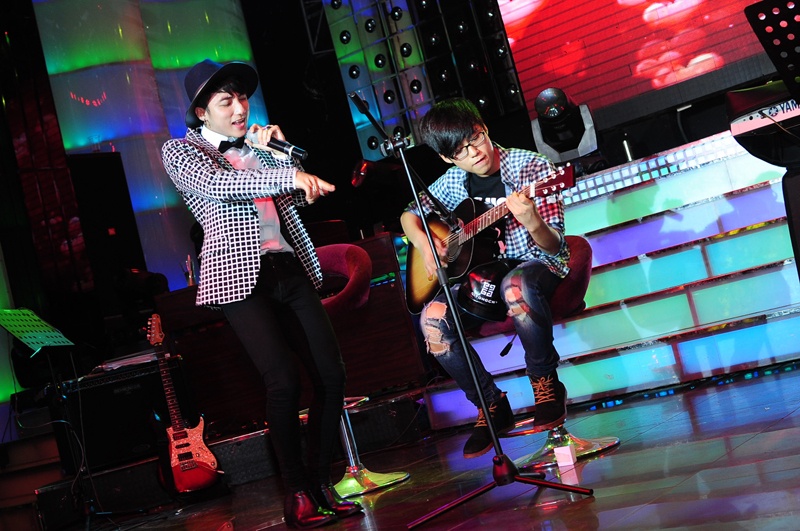 Viet Hoang dem dan cho Son Tung M-TP hat 'Con mua ngang qua' hinh anh