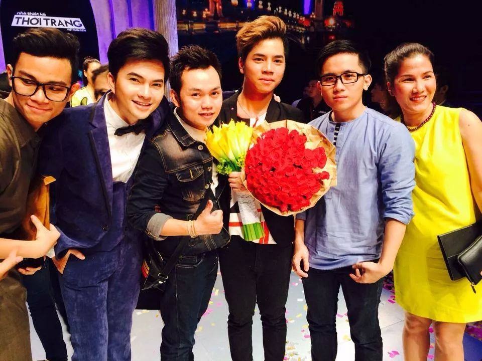 Lo dien nguoi yeu dong gioi dang song chung voi Ly Giam Tien hinh anh