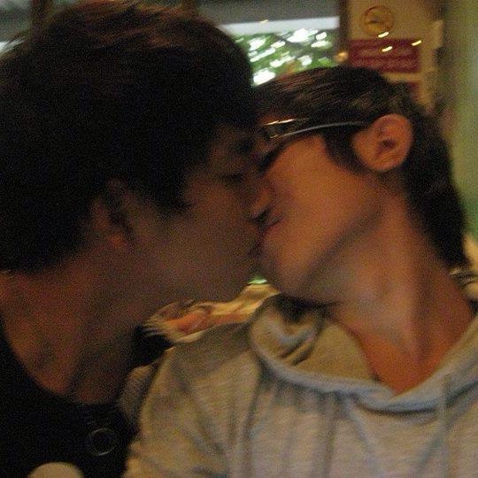 Một vài hình ảnh thân thiết của Lý Giám Tiền và Tata Bin được đăng tải trên trang cá nhân.