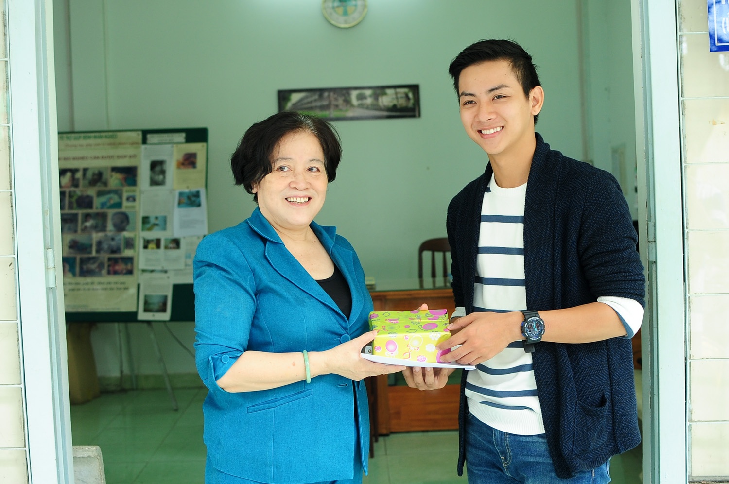 Con nuoi Hoai Linh mang 250 trieu tien thuong lam tu thien hinh anh