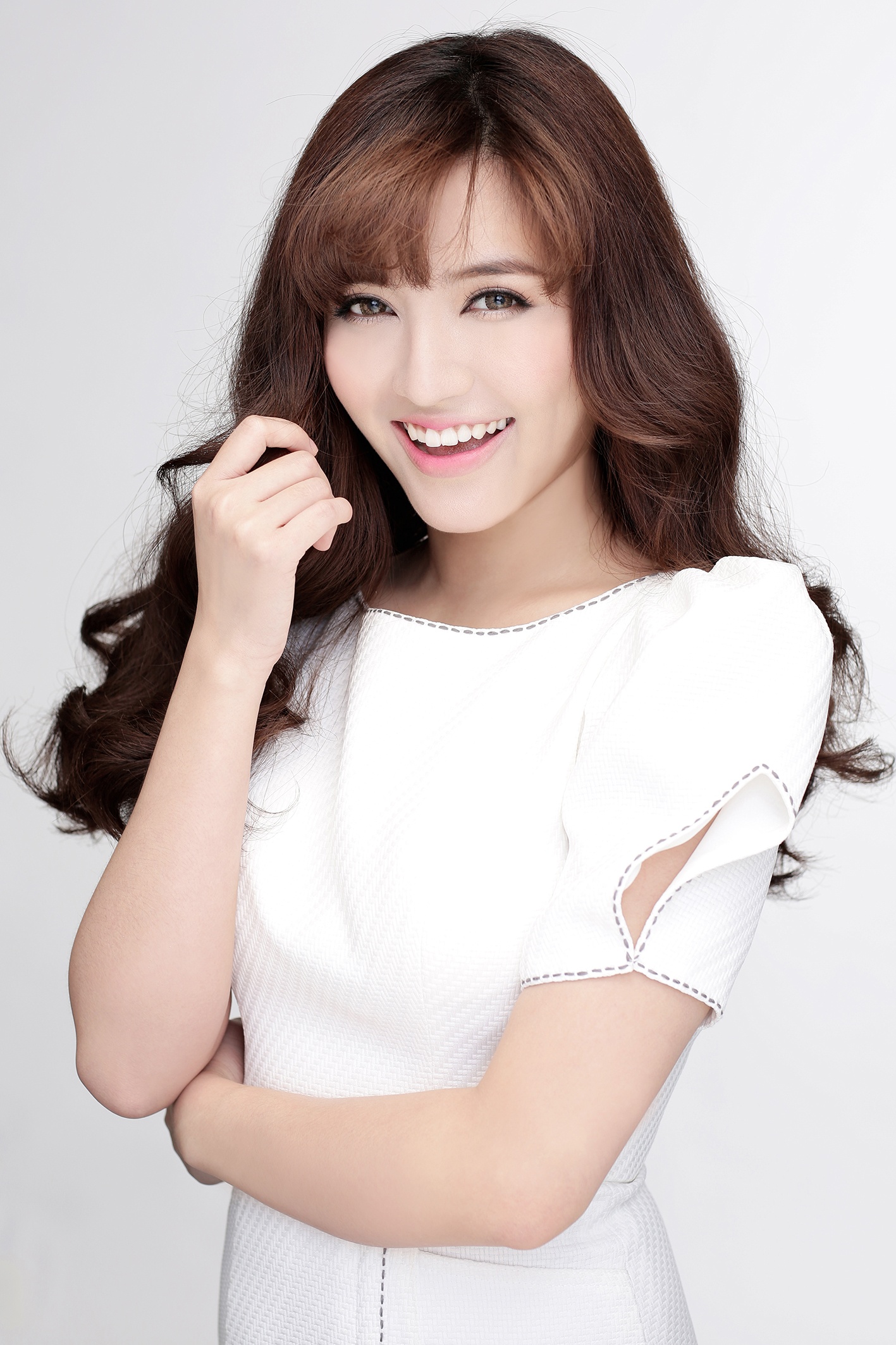 Dù đang trong thời gian lưu diễn phục vụ khán giả, Bích Phương cũng không quên tiếp tục cho ra mắt các sản phẩm mới. Cùng với ê-kíp của mình, nữ ca sĩ trẻ đang ráo riết hoàn thiện single thứ 2 trong năm nay.