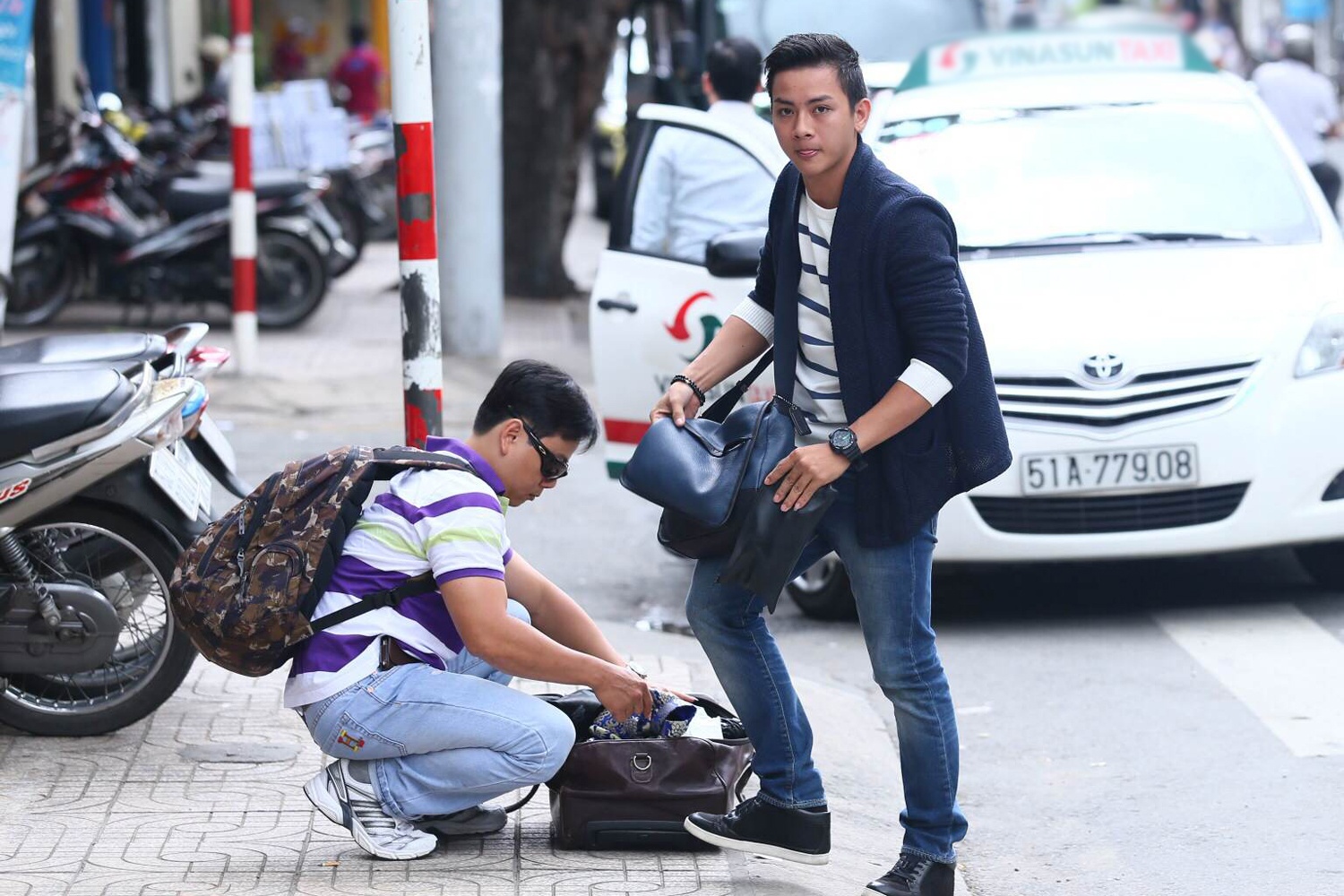 Hoai Lam vo tu bung vali lay do giua pho Sai Gon hinh anh