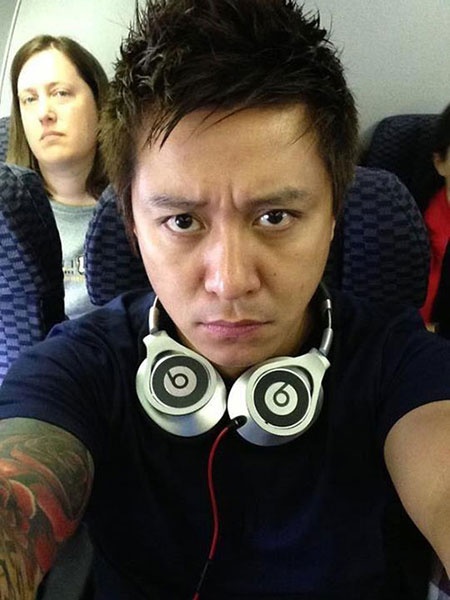 Tuấn Hưng cũng rất chăm chụp ảnh selfie trong các chuyến bay. Có khi anh chàng làm mặt hề nhưng đôi lúc lại tỏ ra rất ngầu.